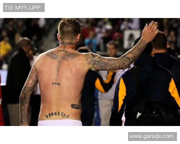 后背纹身的足球明星揭晓他是谁以及背后的故事与意义 后背纹身的足球明星揭晓他是谁以及背后的故事与意义